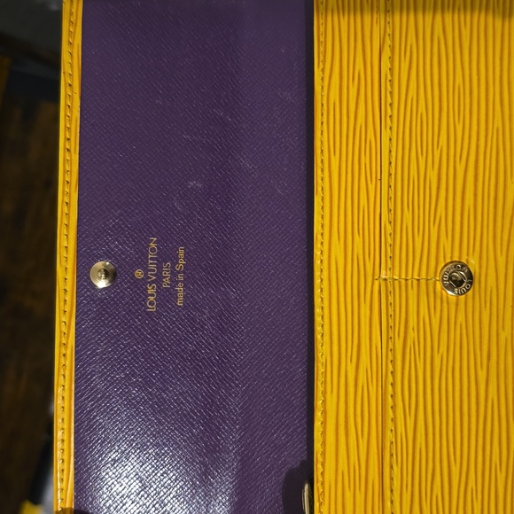 Louis Vuitton Epi Sarah Wallet - Picture 6 of 14